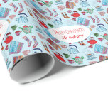HandGezeichnet gemütliche Weihnachten Personalisie Geschenkpapier<br><div class="desc">Stellen Sie sich ein gemütliches Weihnachtsfest vor,  an das sich hitzige Bilder erinnern: Decken,  Strümpfe,  Wasserkocher und dampfende Tasse. Diese niedlichen,  handgezeichnet Illustrationen vermitteln das frische und klare Ambiente einer Bergskilift oder Seehütte unter dem winterblauen Himmel. Das Gitterdesign verleiht dem Strickpulli einen gestrickten Look.</div>