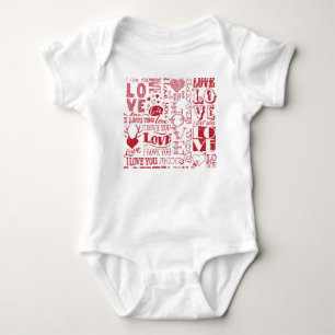 Handgezeichnet Liebe Doodles, charmantes Muster. Baby Strampler