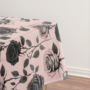 Handgezeichnete Rosen in Schwarz auf einem verblas Tischdecke