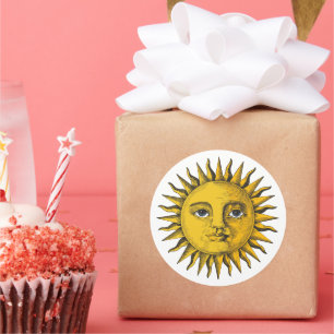 Handgezeichnete Sonne mit Gesichtsdesign Runder Aufkleber