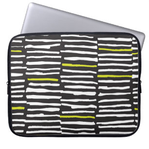 Handgezeichnete Streifen: Vintages Muster. Laptopschutzhülle