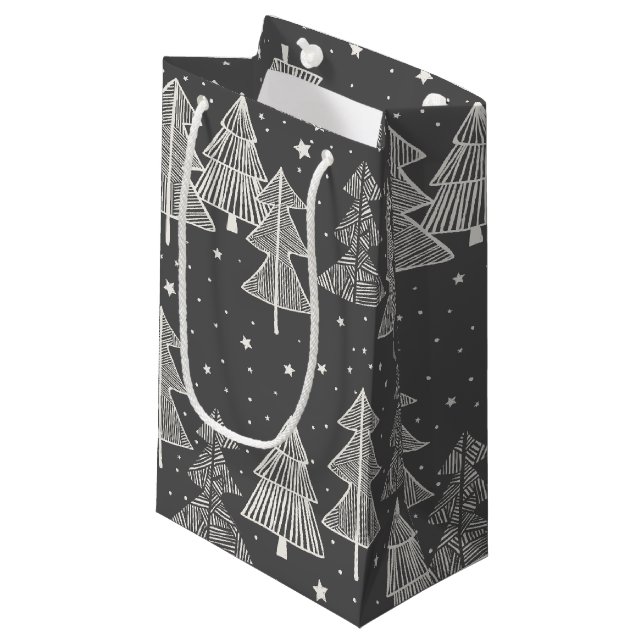 Handgezeichnete Weihnachtsbäume schneit im Chalkbo Kleine Geschenktüte (Vorderseite Schrägansicht)