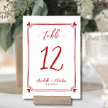 Handgezeichnete Whimsical Red Wedding Tischnummer<br><div class="desc">Elegante handgezeichnete Whimsical Wedding Tischnummer. Diese bezaubernde Tischnummer-Karte mit einem subtilen, handgezeichnet Rahmen mit schwarzen Herzen in jeder Ecke und einem unterhaltsamen und dennoch eleganten Design, das die Tischnummer sanft umgibt. Der Mix aus Drehbuch und handgeschriebenen Schriftart fügt eine stilvolle und persönliche Touch hinzu und macht sie zugleich charmant und...</div>
