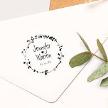 Handgezeichnete Wildblume Kranz Personalisierte Ho Gummistempel<br><div class="desc">Ein süßes Ende zu einem neuen Anfang personalisiert sich mit Namen,  Datum und handgezeichnet Blume. Melde mich,  wenn du Hilfe brauchst oder spezielle Wünsche hast.</div>