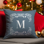 Handgezeichnete Winterfolien Monogramm Weihnachten Kissen<br><div class="desc">Dieses Monogramm Weihnachtskissen zeigt handgezeichnete weiße Winterfolien,  die das Monogramm umrahmen. Das Monogramm erscheint in Weiß auf einem dunkelstaubblauen Hintergrund.</div>