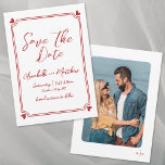 Handgezeichnetes Foto Whimsical Simple Red Wedding Save The Date<br><div class="desc">Einfache Hand gezeichnet Whimsical Rot und Weiß Hochzeit speichern Sie das Datum. Diese europäische Inspirierte Rot-Weiß-Save the Date-Karte zeichnet sich durch ein sauberes, minimalistisches Design aus, das sich ideal für Paare eignet, die zeitlose Eleganz suchen. Ein subtil handgezeichnet Rahmen mit zauberhaften roten Herzen in jeder Ecke umkreist Ihre Hochzeitsdetails sanft,...</div>