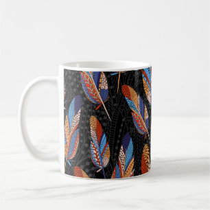 Handgezeichnetes nahtloses Muster mit Federn. Colo Kaffeetasse