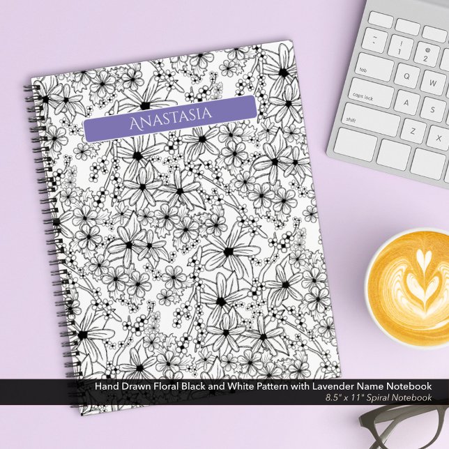 Handgezeichnetes Schwarz-weißes Muster Lila Name Notizbuch (Spiral Notebook: Hand Drawn Floral Pattern in Black and White with Lavender/Purple Name)