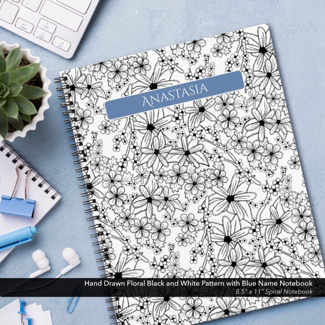 Handgezeichnetes Schwarz-weißes Muster und Blauer  Notizbuch (Spiral Notebook: Hand Drawn Floral Pattern in Black and White with Light Blue Name)