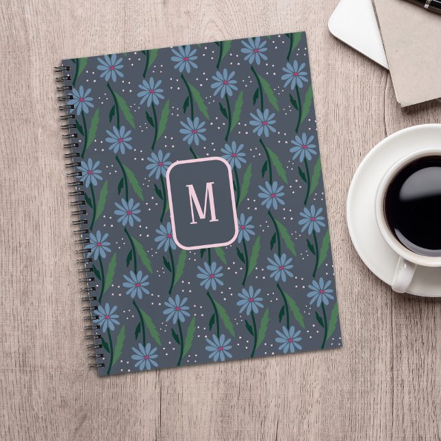 Handgezeichnetes staubblaues Retro-Daisy-Monogramm Notizbuch (Blue daisy notebook, with dark gray background and a pink monogram square on the front.)