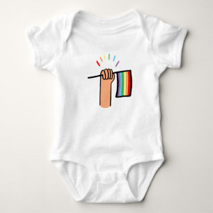 Handgezogene Hand Wave einer Regenbogenflagge Baby Strampler