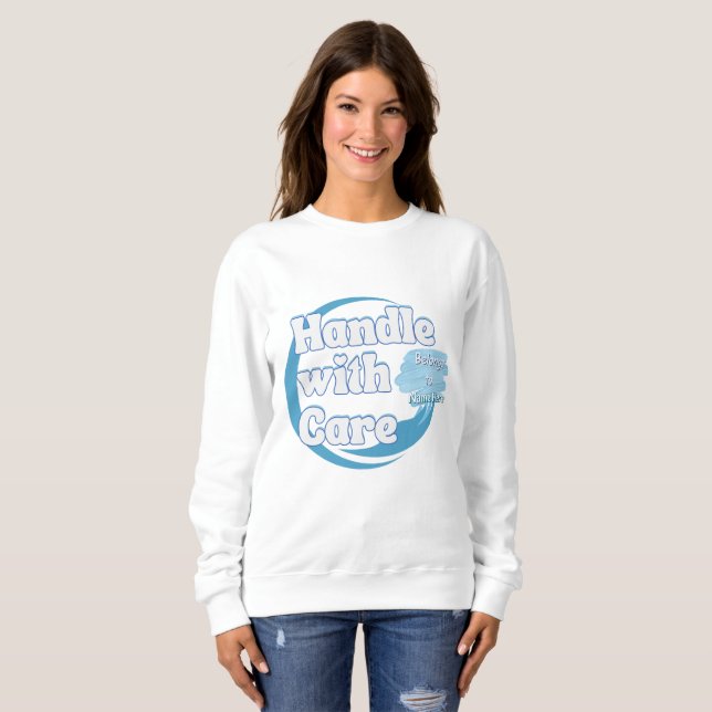 Handle With Care – Belongs to 'Name' Personalized Sweatshirt (Vorne ganz)