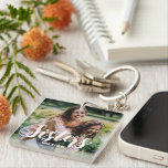 Händlerliste Schlüsselanhänger<br><div class="desc">Diese modernen Schwestern, Foto Collage doppelseitige Keyring ist das perfekte Geschenk für Ihre Schwester, mit 4 Ihrer Lieblingsfotos, die Textschwestern in einem lustigen Skript-Schriftart, und dann personalisieren Sie mit Ihren Namen. Fantastisch als Weihnachten, Abschluss, Galatinen, Geburtstag oder Geschenk für jede andere besondere Gelegenheit, der Schriftart Stil, Größe und Farbe können...</div>