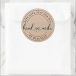 Handmade mit Liebe Eleganter Script Sticker<br><div class="desc">Eleganter Produktaufkleber für Ihre Mailing- oder Produktanzeige mit maßgeschneidertem "handgefertigten" Skript und Monogramm und elegantem Drehbuch "mit Liebe für Sie". Diese Aufkleberserie ist in verschiedenen schönen Farben gefertigt, mit einem durchdachten Drehbuch in der Mitte. Karo in unserem Shop für weitere Artikel aus dieser Kollektion und paare dies mit einer benutzerdefinierten...</div>