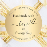 Handmade mit Liebe Gold-Name-Website Runder Aufkleber<br><div class="desc">Ein stylisches Imitat mit goldfarbenem Hintergrund,  schwarzem Text. Personalisieren und fügen Sie Ihren Namen und Ihre Website url/link. Mit dem Text: Handmade mit Liebe,  von   ein kleines Herz.</div>