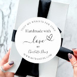 Handmade mit Liebe Schwarz-weiß Name Website Runder Aufkleber<br><div class="desc">Ein stilvoller weißer Hintergrund,  schwarzer Text. Personalisieren und fügen Sie Ihren Namen und Ihre Website url/link. Mit dem Text: Handmade mit Liebe,  von   ein kleines Herz.</div>