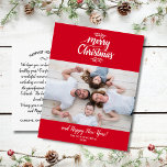 Handmit buchstaben gekennzeichnetes frohe postkarte<br><div class="desc">Verbreiten Sie Feiertagsbeifall mit dieser modernen Postkarte, die Ihr horizontales Foto, frohe Weihnachten in einer Hand-mit Buchstaben gekennzeichneten Skripttypographie, botanische Sprigakzente, alles Set gegen einen Weihnachtsrothintergrund kennzeichnet. Der Rückseiteneigenschaftsraum für eine geschriebene Feiertagsanmerkung oder die Löschung und verlassen Raum zu handwrite eins. Addieren Sie auch Ihre Rücksendeadresse. Spaß und modernes dennoch...</div>