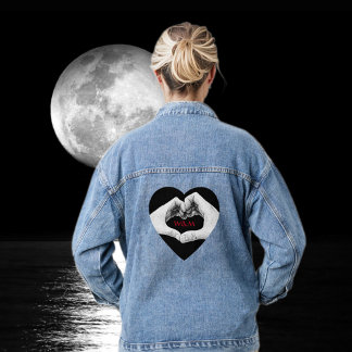 Hands bilden Herzloverinitialen Jeansjacke