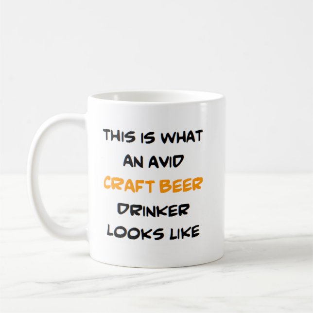 handwerklicher Biertrinker, begeistert Kaffeetasse (Links)