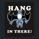 Hang da rein poster<br><div class="desc">"Hang In There" Fledermausgrafik von bCreative zeigt eine coole Fledermaus, die auf dem Kopf hängt und einen Daumen nach oben gibt! Das ist ein tolles Geschenk für Familie, Freunde oder eine Leckerei für sich! Diese lustige Grafik ist eine großartige Ergänzung zu jedem Stil: bCreative ist ein führender Schöpfer und Lizenzgeber...</div>