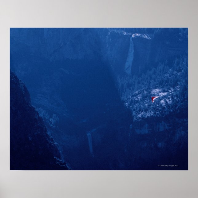 Hang Glider oberhalb der Berge Poster (Vorne)