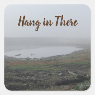 Hang in There Foggy Landscape Inlet Pool Nebel Quadratischer Aufkleber