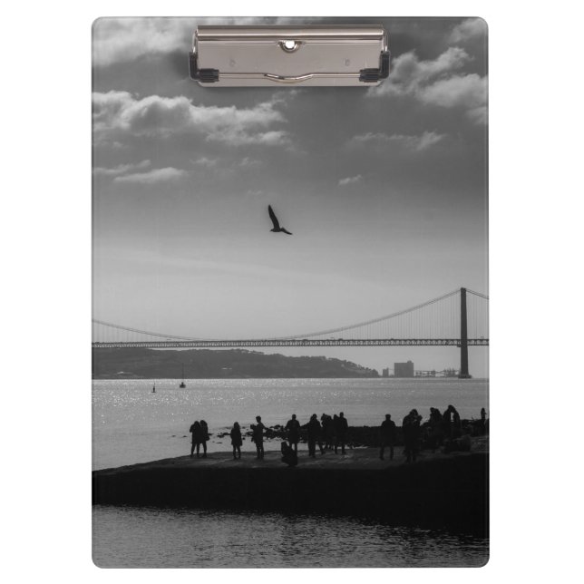 Hängebrücke in Lissabon Schwarz-Weiß-Foto Klemmbrett (Vorderseite)