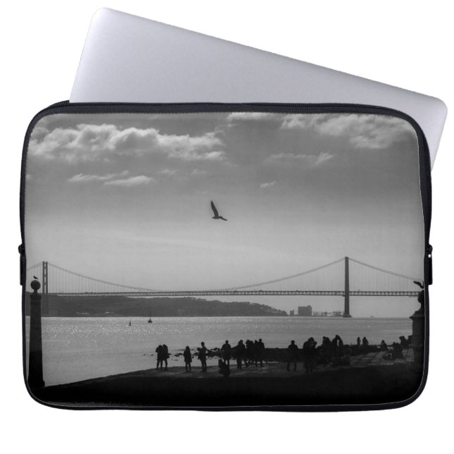 Hängebrücke in Lissabon Schwarz-Weiß-Foto Laptopschutzhülle (Vorderseite)