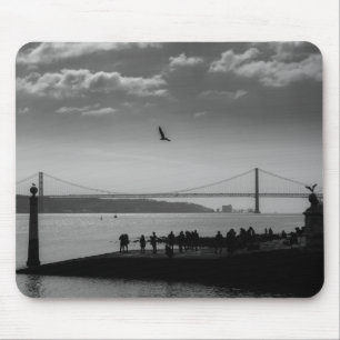 Hängebrücke in Lissabon Schwarz-Weiß-Foto Mousepad