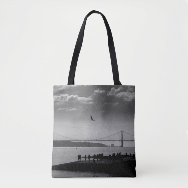 Hängebrücke in Lissabon Schwarz-Weiß-Foto Tasche (Vorderseite)