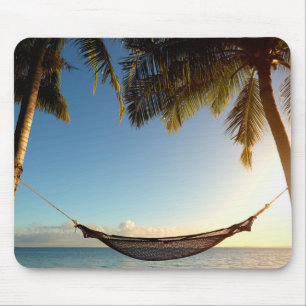 Hängematte zwischen Palmen auf tropischem Strand Mousepad