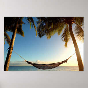 Hängematte zwischen Palmen auf tropischem Strand Poster