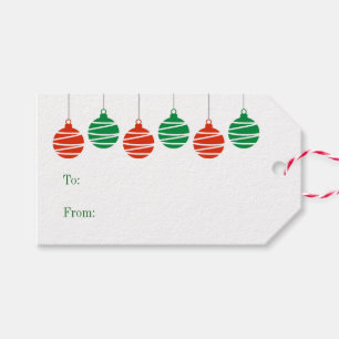 Hängende Weihnachtsbälle an und von Geschenketiket Geschenkanhänger