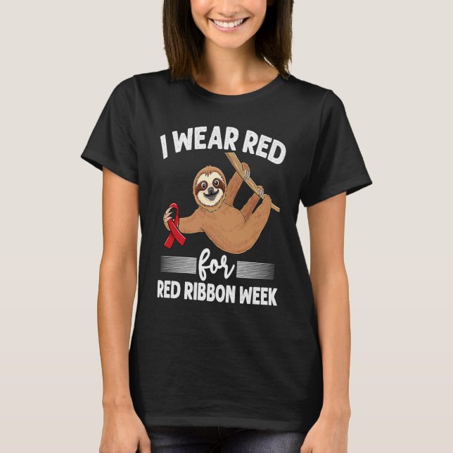 Hanging sloth We Wear Red For Red Ribbon Week Awar T-Shirt (Vorderseite)