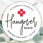 Hangover Relief Kit Personalisierte Gastgeschenk H Runder Aufkleber<br><div class="desc">Hangover Relief Kit ! Diese lustigen Gastgeschenk Hochzeiten-Aufkleber sind perfekt, um Ihre eigenen Kater-Erholung-Kits für Ihre Gäste zu machen, unverzichtbar, wenn Sie eine offene Bar planen. Besuchen Sie unsere Kollektion für Gastgeschenke Hochzeiten, Kater-Favoriten und Hochzeitsfeste. Personalisieren Sie Ihre Daten mit Namen und Datum. COPYRIGHT © 2020 Judy Burrows, Black Dog...</div>