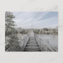 Hängte Brücke über den Fluss Feiertagspostkarte