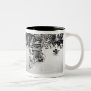Hanoi Vietnam, Cyclo im alten Hanoi Zweifarbige Tasse