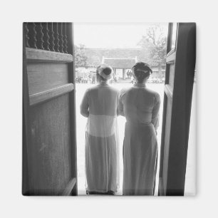 Hanoi Vietnam, Frauen in traditionellem Kleidertem Magnet