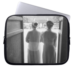 Hanoi Vietnam, Frauen in traditioneller Kleidung T Laptopschutzhülle