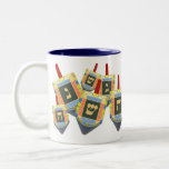 Hanukka Dreidel-Tasse Zweifarbige Tasse<br><div class="desc">Gönnen Sie sich oder dem Spinner in Ihrem Leben ein wunderbares Wintergeschenk. Feiern Sie den Hanukkah-Urlaub mit diesen farbenfrohen dreiköstlichen Klängen, die sich in einem spielerischen Jumble drehen.</div>