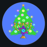 Hanukka und Weihnachten Runder Aufkleber<br><div class="desc">Weihnachten und Hanukkah auf Geschenken für interreligiöse Familien,  die die Freude an Weihnachten und die Schönheit von Chanukah feiern. Mit Weihnachtsbaum und Menorah mit jüdischem Stern von david umgeben von Urlaubsgeschenken auf Grußkarten,  Porto,  Geschenkideen und Bekleidung für die Familie.</div>