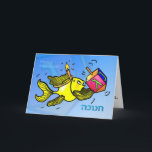 HANUKKAH ח נ ו ה Niedlichen Fisch-Cartoon HEBREW C Feiertagskarte<br><div class="desc">Happy Hanukkah ח נ ו ה ist eine lustige, bunt und lustige Grußkarte כ. Sparky gelber niedlicher Fisch trägt eine kerzenähnliche Krone und hält einen dreidel (dt.:) Diese bezaubernde Karte ist eine perfekte Karte für einen Hanukkah-Gruß. Diese wunderschöne Karte hat eine passende Auswahl an Geschenken wie Party Einladungen, Grußkarten, Porto,...</div>