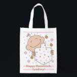 Hanukkah Baby Girl Tote Bag Wiederverwendbare Einkaufstasche<br><div class="desc">Happy Baby Girl, weiße 2-seitige Tasche. Alle Designelemente können bearbeitet werden. Alle bearbeitbaren Texte können gelöscht und durch eine eigene Nachricht ersetzt werden. Verwenden Sie Ihre Lieblingsfarbe, Schriftart und Stil. Happy Hanukkah/Chanukah! Stil: Wiederverwendbare Beutel Grün gehen und retten den Planeten mit unserer wiederverwendbaren Lebensmitteltasche! Diese Tasche ist aus einem leichten...</div>