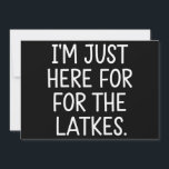 Hanukkah bin ich nur für die Latkes jüdisch hier Feiertagskarte<br><div class="desc">Hanukkah Ich bin gerade hier für den jüdischen Urlaub der Latkes</div>