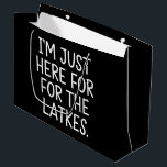 Hanukkah bin ich nur für die Latkes jüdisch hier Große Geschenktüte<br><div class="desc">Hanukkah Ich bin gerade hier für den jüdischen Urlaub der Latkes</div>