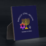 Hanukkah Blessings | BARUCH ATAH ADONAI | Chanukah Fotoplatte<br><div class="desc">Stilvolle, moderne HANUKKAH-Plakette. Design zeigt ein goldfarbenes MENORAH mit bunten DAVID STAR und silbergrauer DREIDEL. Oben steht gebogener Text, der BARUCH ATAH, ADONAI (Gesegnet bist du, o Gott) sagt und unter dem Text steht HANUKKAH BLESSINGS. ALLE TEXT IST KUNDENBAR, sodass Sie mit Ihrer eigenen Wahl von Gruß und Text, zB...</div>