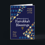 HANUKKAH BLESSINGS Dreidel Menorah Stars Religiöse Feiertagskarte<br><div class="desc">Stilvolle blaue und goldene GREETING-KARTE, um Ihrer Familie und Freunden ein Happy Hanukkah zu wünschen, die WISHING YOU THE BEST OF HANUKKAH BLESSINGS in weißer Typografie mit FAMILY, FRIENDS & FUN und FRIACE, LIEBE & JOY in cyan blue Typografie in den Ecken. Dies ist Set vor einem Hintergrund von goldfarbenen...</div>