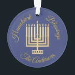 Hanukkah Blessings Gold Menorah Personalisiert Ornament<br><div class="desc">Fügen Sie Ihren Namen zu diesem Mitternacht blauen Hanukkah Blessings Ornament mit einem modernen Stil Gold Menorah und eleganten goldenen Ton Text für einen von einer Art personalisierten Sake. Diese einfache Menorah Grafik ist mein Original-Design mit einem Muster von Punkten auf der Basis kaum leichtere Kerzen in Goldtönen. Dieses elegante...</div>