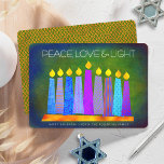 Hanukkah Blue Boho Candles Green Peace Liebe Light Feiertagskarte<br><div class="desc">"Frieden, Liebe und Licht." Eine spielerische, moderne, künstlerische Abbildung von Boho Musterkerzen in einer Menorah hilft Ihnen, den Urlaub von Hanukkah zu beginnen. Die blauen Kerzen mit bunten Imitat-Folienmustern überlagern einen reichen, tiefgrünen, strukturierten Hintergrund. Imitate Kupfer-Musterfolie auf einem grünen Hintergrund für die Rückseite. Fühlen Sie sich die Wärme und Freude...</div>