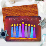 Hanukkah Blue Boho Kerzen auf Red Peace Liebe Ligh Feiertagskarte<br><div class="desc">"Frieden, Liebe und Licht." Eine spielerische, moderne, künstlerische Abbildung von Boho Musterkerzen in einer Menorah hilft Ihnen, den Urlaub von Hanukkah zu beginnen. Die blauen Kerzen mit bunten Imitat-Folienmustern überlagern einen reichen, tief verbrannten, orangefarbenen Hintergrund. Imitate Kupfer-Musterfolie auf einem Backstein-roten Hintergrund für die Rückseite. Fühlen Sie sich die Wärme und...</div>